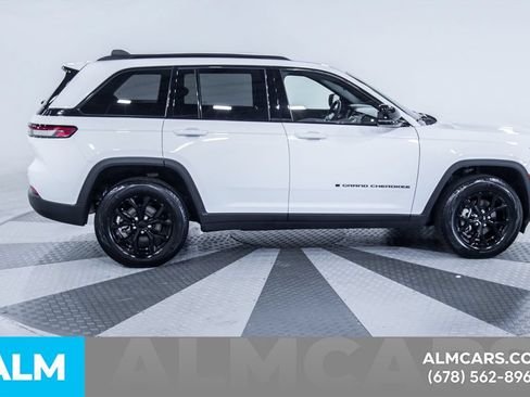 Used 2025 Jeep Grand Cherokee Altitude AWD/4WD image 9
