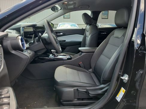 Used 2025 Chevrolet Trax LT FWD image 18