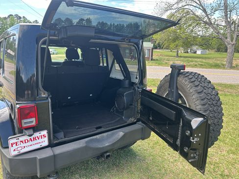 Used 2014 Jeep Wrangler Unlimited Rubicon w/ Connectivity Group image 10