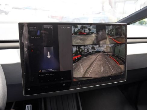 Used 2025 Tesla Cybertruck AWD Crew Cab image 31