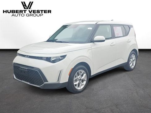 Used 2025 Kia Soul LX w/ LX Technology Package FWD image 2