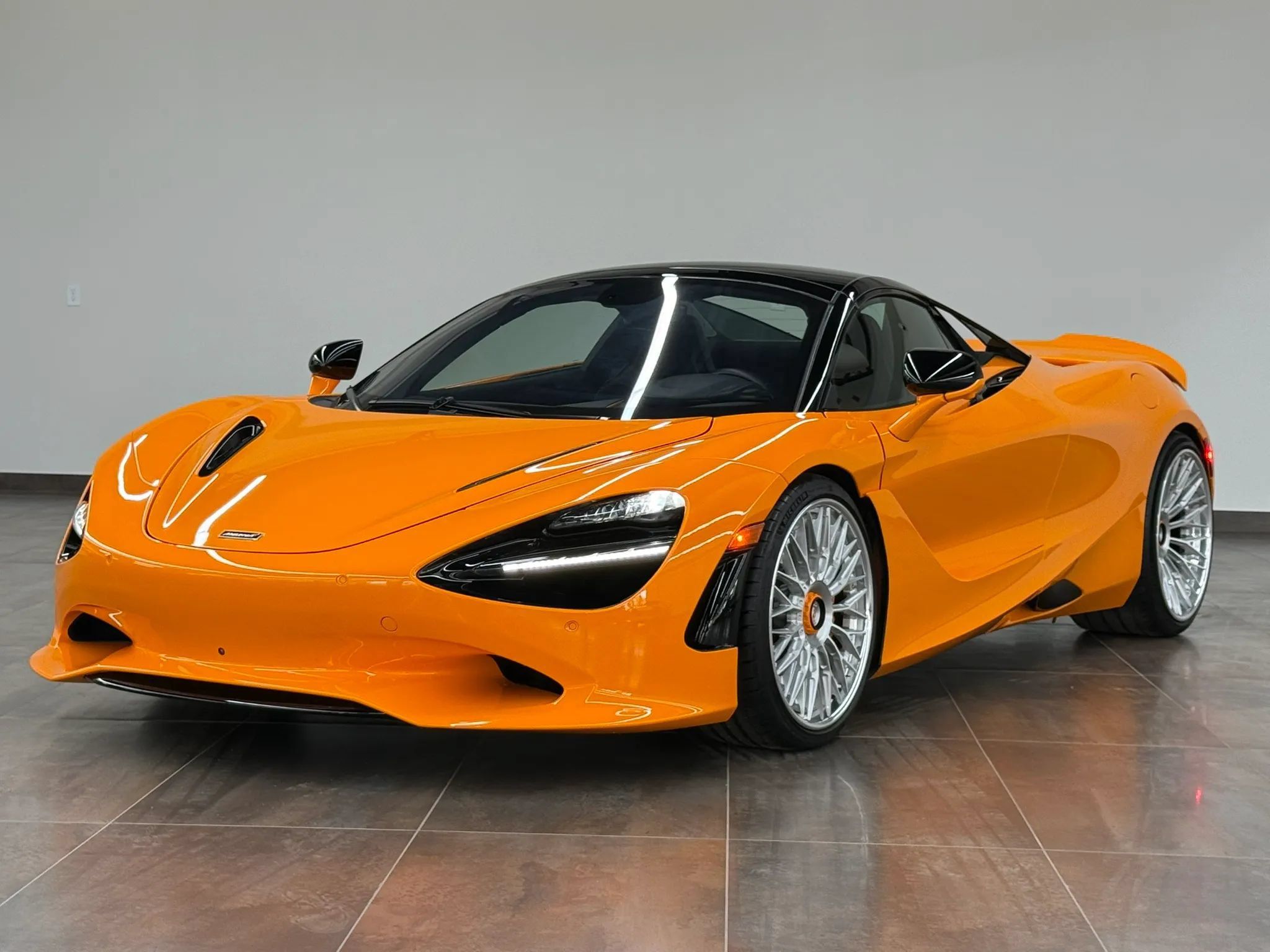 Used 2025 McLaren 750S Spider RWD image 1