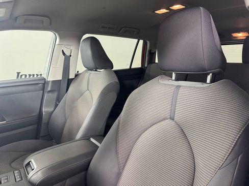 Used 2021 Toyota Highlander LE FWD image 9