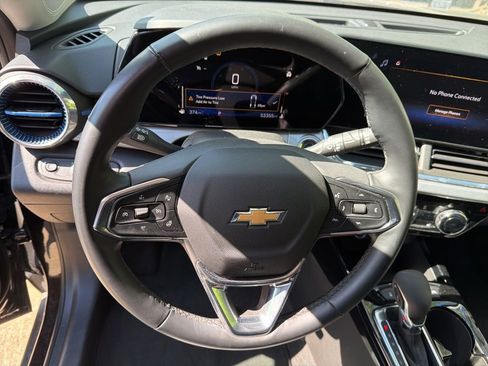 Used 2025 Chevrolet Trax LT w/ LT Convenience Package FWD image 16