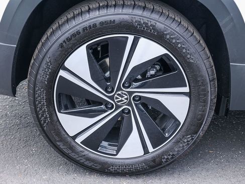 New 2025 Volkswagen Taos SE image 18