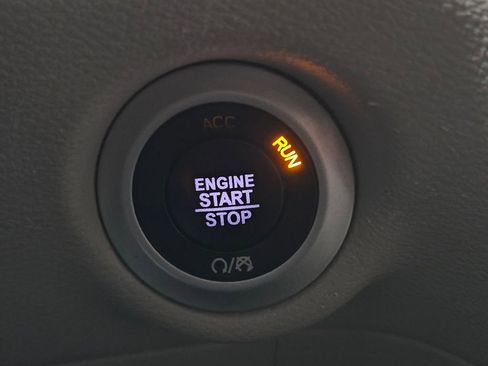 Used 2023 Chrysler Pacifica Touring-L image 7