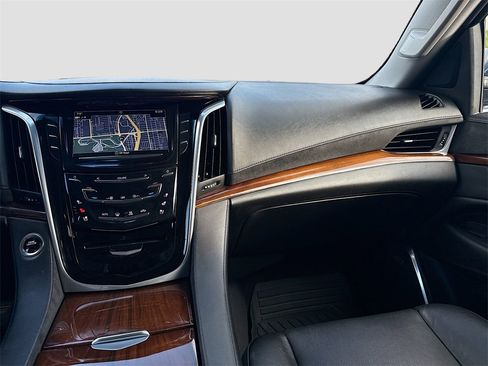 Used 2020 Cadillac Escalade Luxury image 25