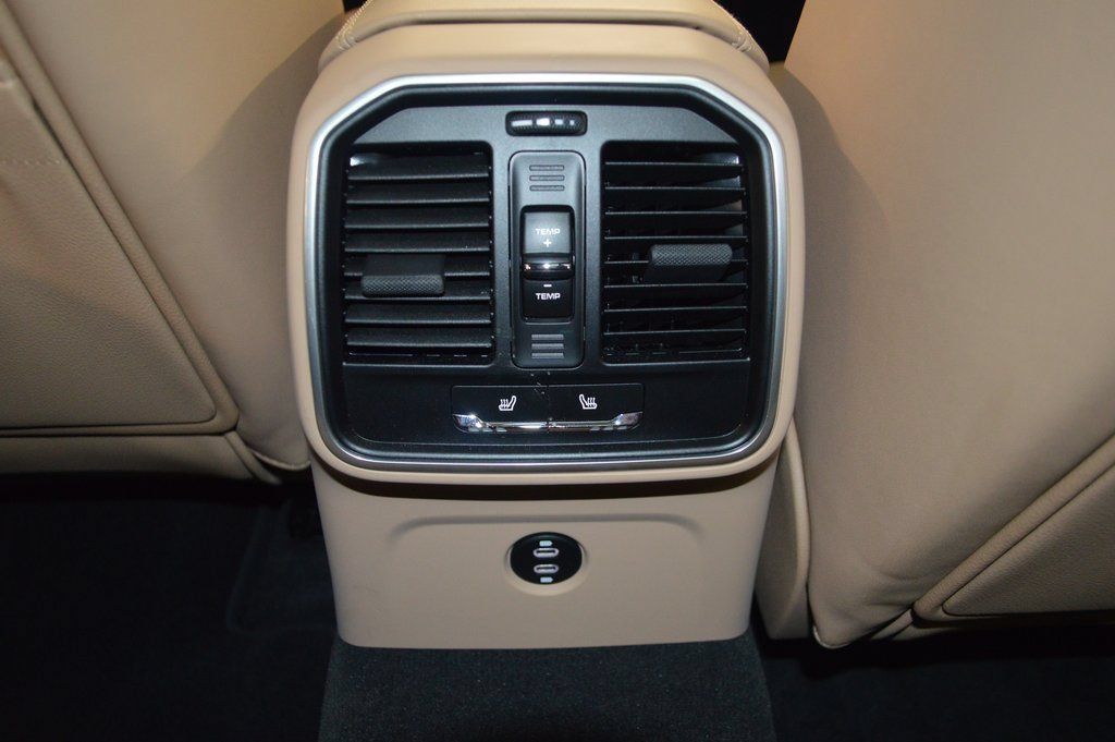 Certified 2025 Porsche Macan AWD/4WD image 38