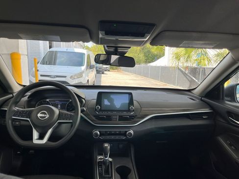 Used 2025 Nissan Altima 2.5 SV FWD image 33