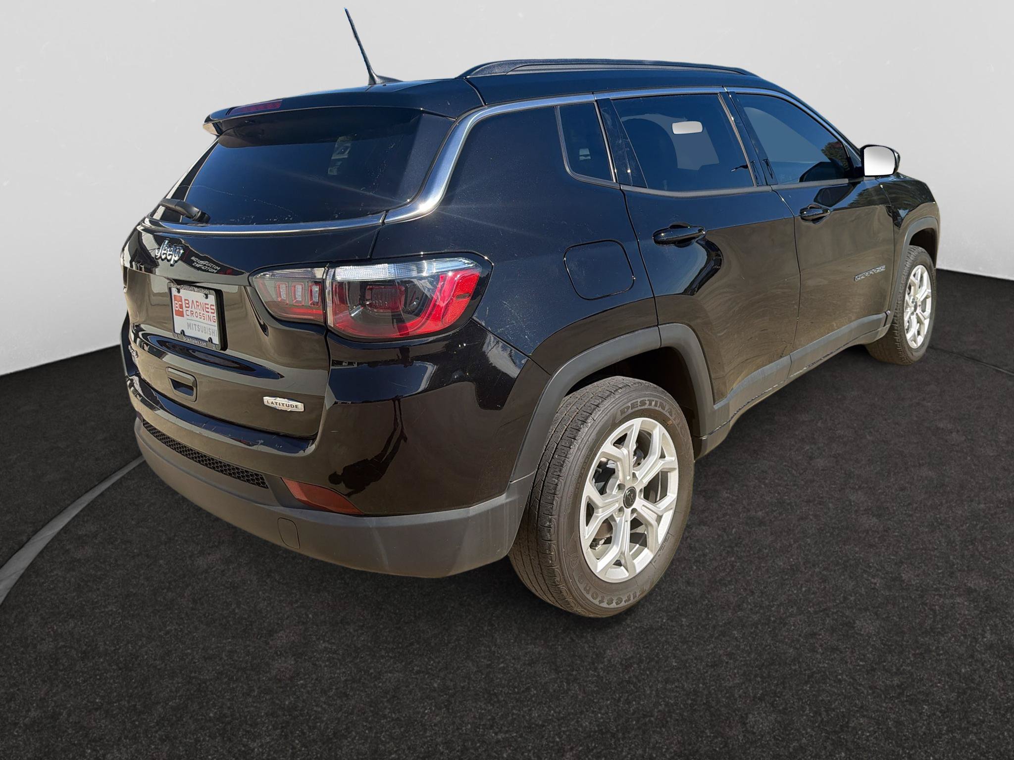 Used 2025 Jeep Compass Latitude AWD/4WD image 3