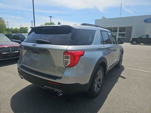 Used 2022 Ford Explorer XLT w/ Equipment Group 202A AWD/4WD image 5