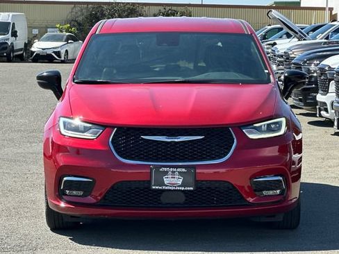 Used 2025 Chrysler Pacifica Select image 9