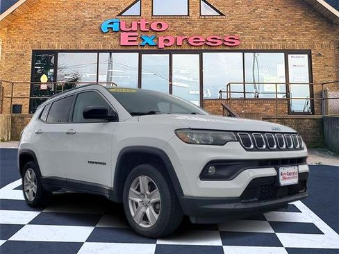 Used 2022 Jeep Compass Latitude w/ Convenience Group AWD/4WD image 1