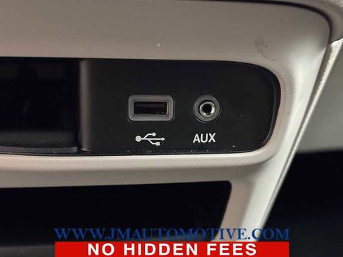 Used 2020 Chrysler Pacifica Touring-L FWD image 43