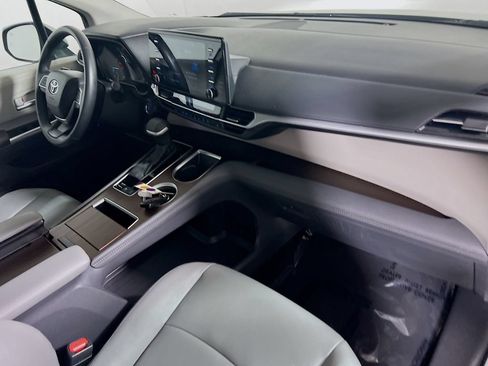 Certified 2024 Toyota Sienna XLE FWD image 27