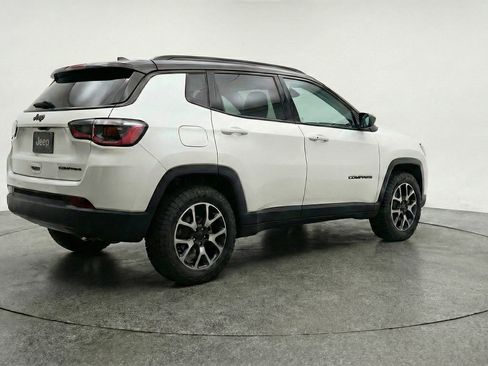 Used 2025 Jeep Compass Trailhawk AWD/4WD image 9