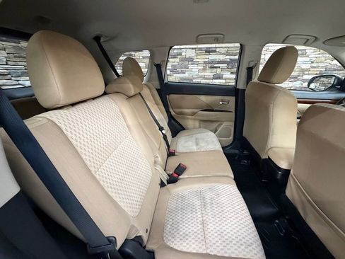 Used 2014 Mitsubishi Outlander GT AWD/4WD image 30