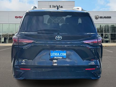 Used 2022 Toyota Sienna XSE image 5
