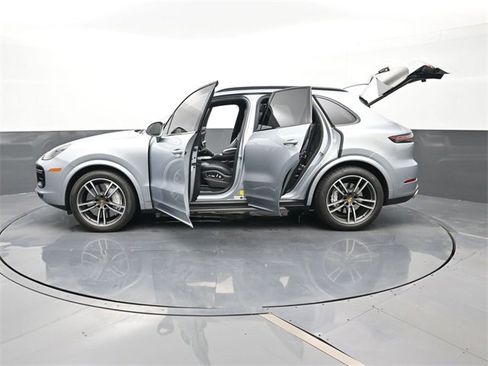 Used 2020 Porsche Cayenne Turbo image 27