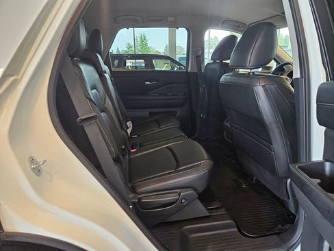 Used 2023 Nissan Pathfinder SL AWD/4WD image 30