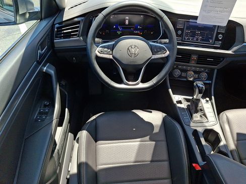 Certified 2023 Volkswagen Jetta SE w/ Panoramic Sunroof Package FWD image 11