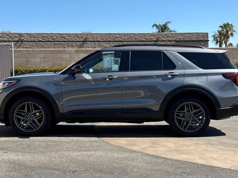 Used 2025 Ford Explorer ST-Line w/ ST-Line Street Pack AWD/4WD image 7