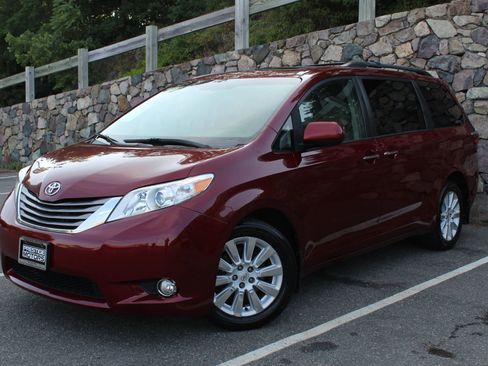 Used 2015 Toyota Sienna XLE Premium image 2