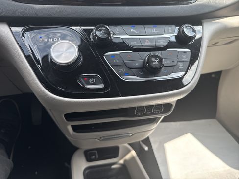 Used 2024 Chrysler Pacifica Touring-L FWD image 28