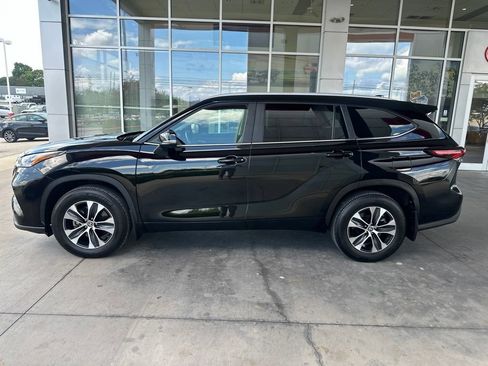 Certified 2025 Toyota Highlander XLE AWD/4WD image 4