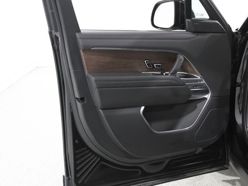 Used 2024 Land Rover Range Rover SE image 4