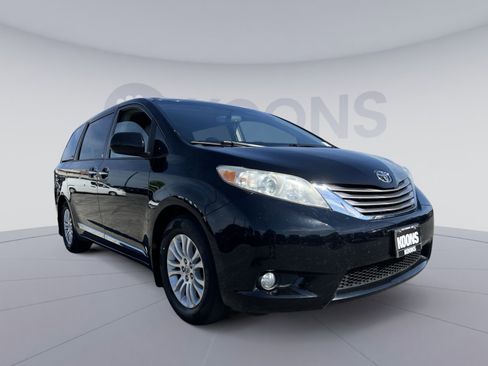 Used 2017 Toyota Sienna XLE w/ XLE Navigation Package FWD image 10