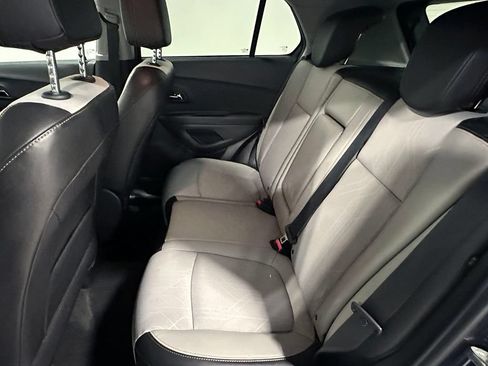 Used 2019 Chevrolet Trax LT w/ LT Convenience Package AWD/4WD image 16