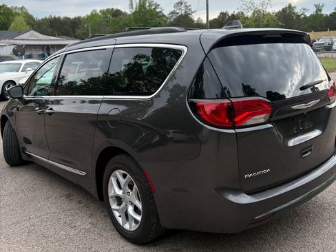 Used 2017 Chrysler Pacifica Touring-L w/ Tire & Wheel Group FWD image 4