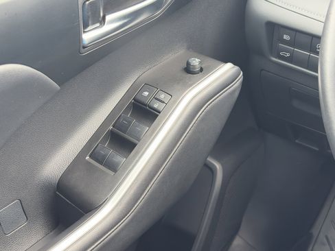 Used 2025 Toyota Highlander XLE image 30