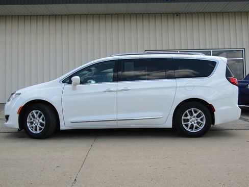 Used 2020 Chrysler Pacifica Touring-L FWD image 11