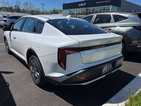 Used 2025 Kia K4 LX image 2