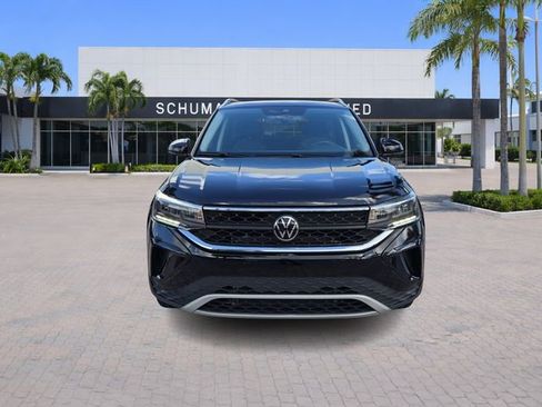 Used 2023 Volkswagen Taos SE w/ Panoramic Sunroof Package image 2