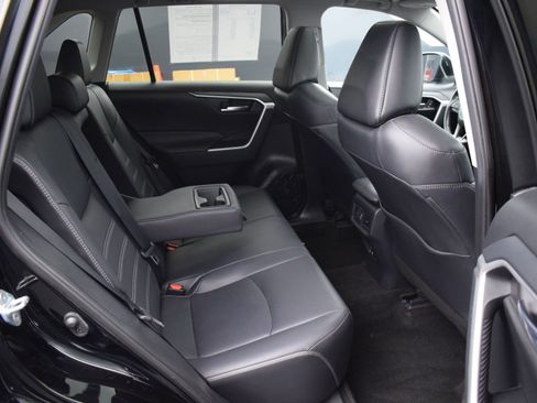 Used 2019 Toyota RAV4 XLE Premium image 11