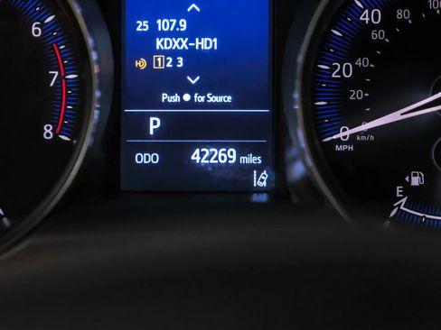 Used 2021 Toyota C-HR XLE image 21