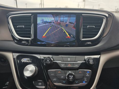 Used 2017 Chrysler Pacifica Touring image 14