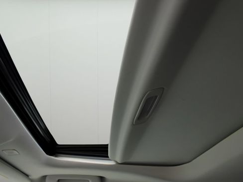 Used 2023 Toyota Highlander XLE AWD/4WD image 10