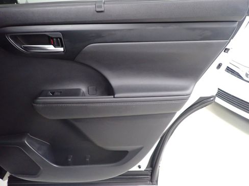 Used 2020 Toyota Highlander XLE image 8
