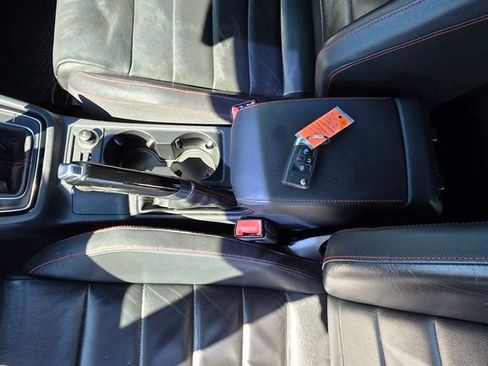 Used 2016 Volkswagen Golf S image 16