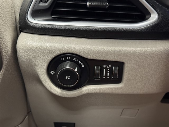 Used 2019 Chrysler Pacifica Limited FWD image 34