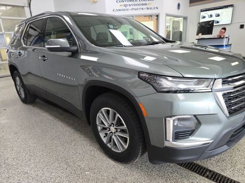 Used 2023 Chevrolet Traverse LT w/ Rear Camera Mirror Package AWD/4WD image 3