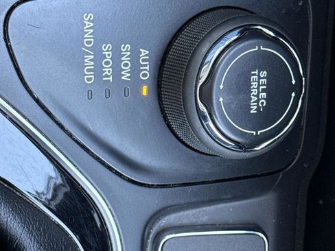 Used 2019 Jeep Cherokee Limited image 16