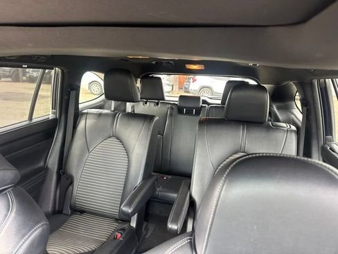 Used 2024 Toyota Highlander XSE FWD image 12