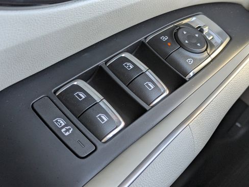 Certified 2025 Kia Sorento S image 29