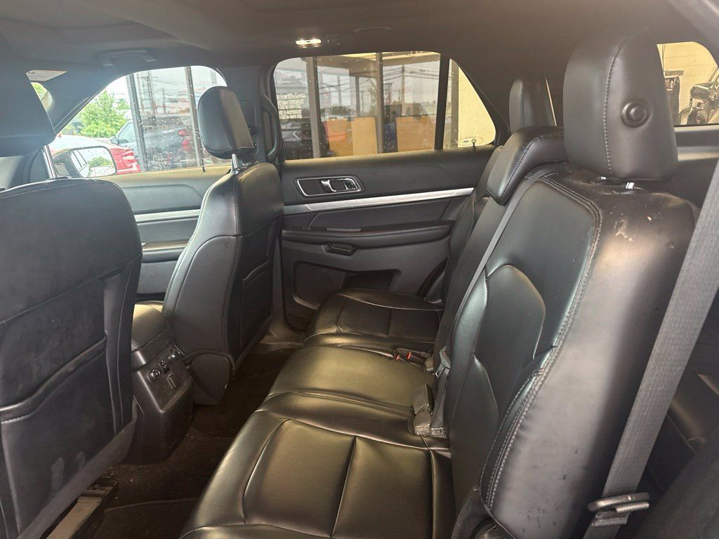 Used 2019 Ford Explorer XLT w/ Equipment Group 202A AWD/4WD image 13