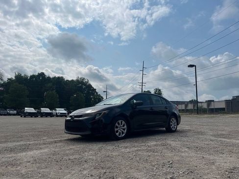 Used 2022 Toyota Corolla LE FWD image 2